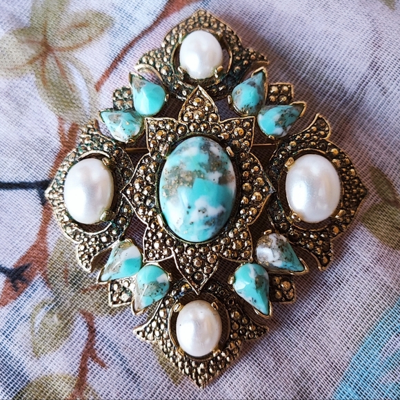 Sarah Coventry Jewelry - Sarah Coventry Faux Pearl and Turquoise Gold Tone Signed Vintage Brooch EUC